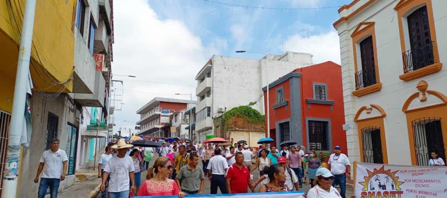 Burócratas que exigen jubilación "digna" vuelven a marchar en Villahermosa