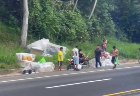 Rapiñan tráiler de muebles y abarrotes en la Coatzacoalcos-Cárdenas