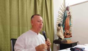 Padre Denis Ochoa llama a amar y servir a Dios a través de los hermanos