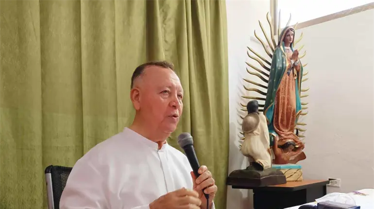 Padre Denis Ochoa llama a amar y servir a Dios a través de los hermanos