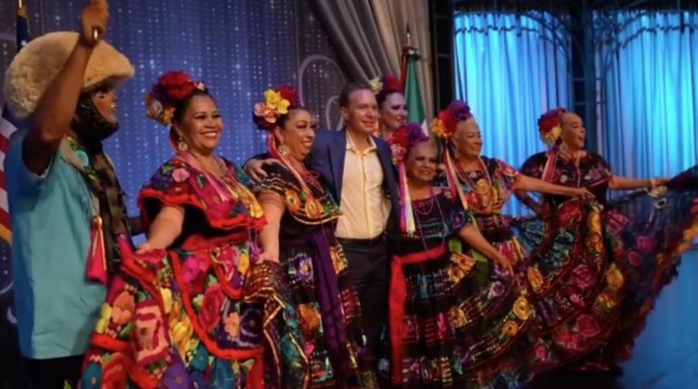 Velasco propone crear la "Marca México" a artesanos en Los Ángeles