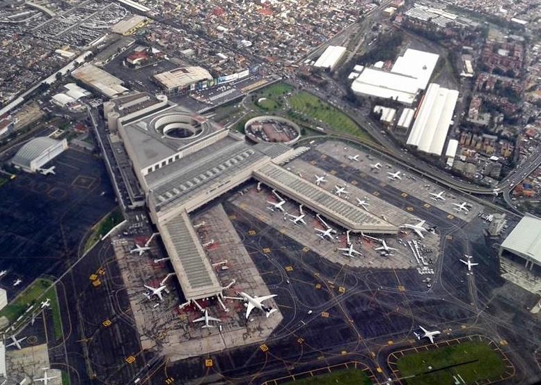 Colapsan plafones en el AICM ante fuertes lluvias en la CDMX; no se reportan heridos