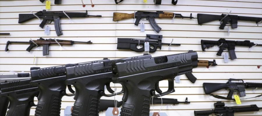 Busca Illinois frenar tiroteos con prohibición de publicidad de armas