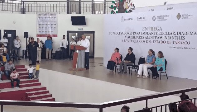 Entregan más de 100 aparatos auditivos para niños con problemas de sordera en Tabasco