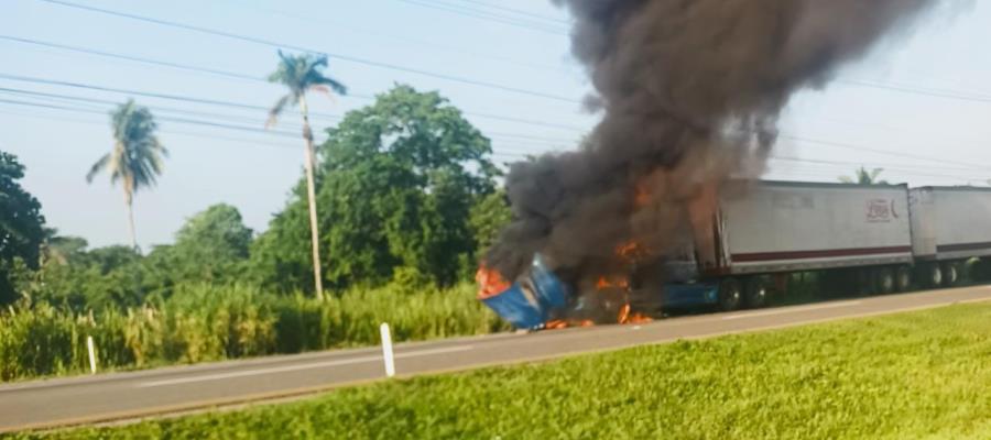 Arde tráiler en la Cárdenas-Villahermosa; se incendia por cortocircuito