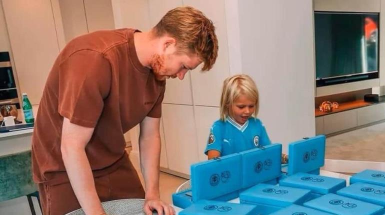 Kevin de Bruyne regala iPhones personalizados a sus compañeros del City por triplete