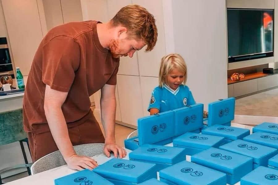 Kevin de Bruyne regala iPhones personalizados a sus compañeros del City por triplete