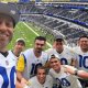 Jesús Gallardo asiste con amigos a partido de NFL en día libre de Rayados