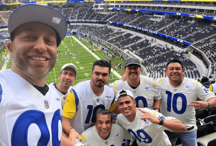 Jesús Gallardo asiste con amigos a partido de NFL en día libre de Rayados