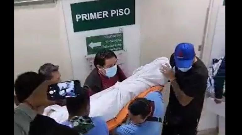 Por fallas en elevadores, transportan a pacientes por escaleras de IMSS en CDMX