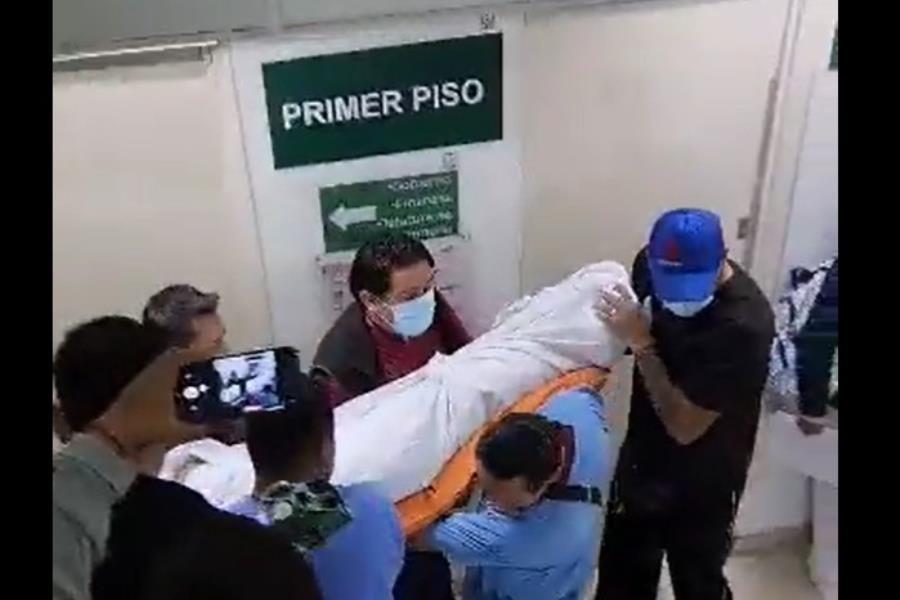 Por fallas en elevadores, transportan a pacientes por escaleras de IMSS en CDMX