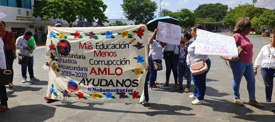 Profesores de Telesecundaria exigen plazas en Palacio de Gobierno