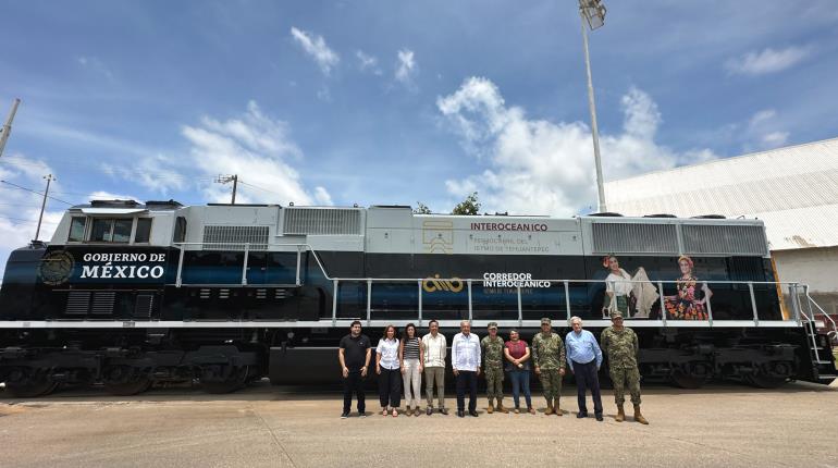 Presume AMLO primera locomotora del Tren Interoceánico