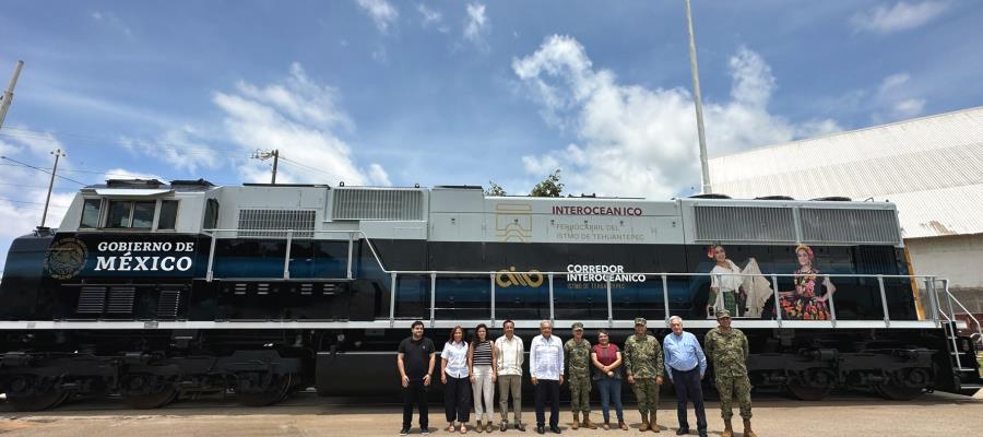 Presume AMLO primera locomotora del Tren Interoceánico