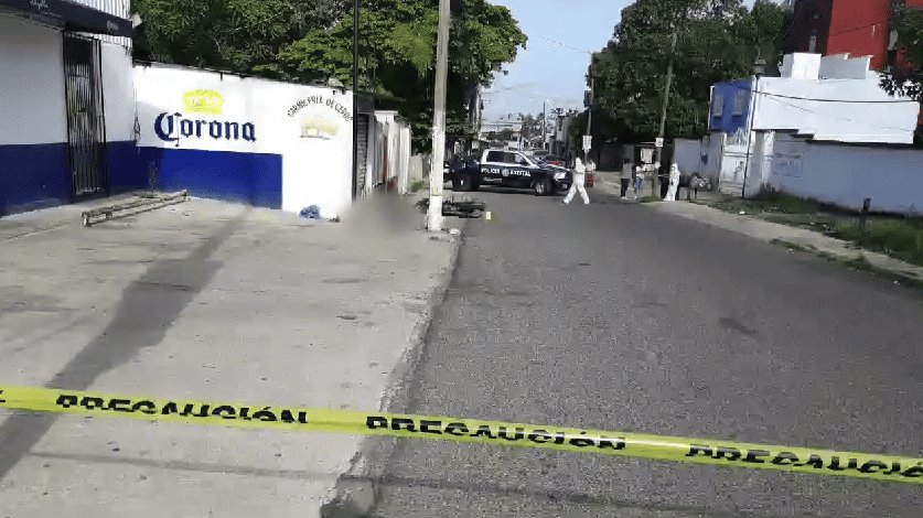 ¡No traía casco! Motociclista choca contra carnicería en Punta Brava y muere