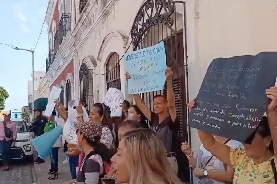 Padres piden salida del director de primaria ´Manuel Sánchez Mármol´ por presunta corrupción