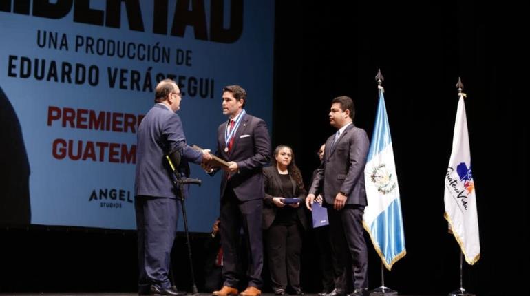 Guatemala entrega la ´Medalla de Paz´ a Verástegui por cinta ´Sound of Freedom´