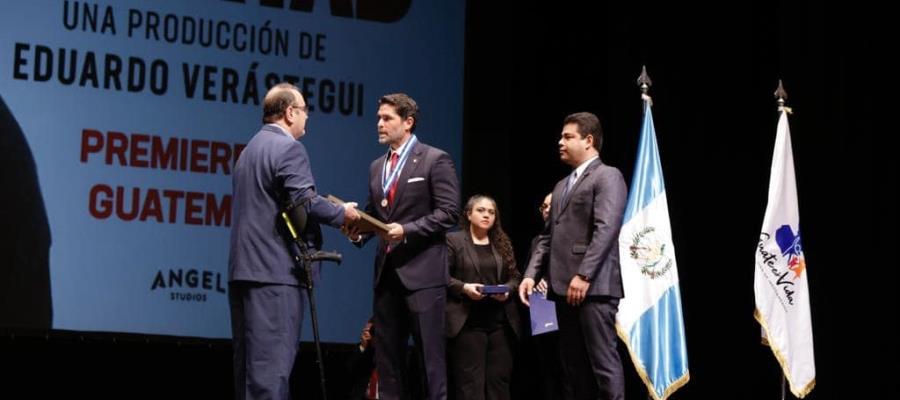 Guatemala entrega la ´Medalla de Paz´ a Verástegui por cinta ´Sound of Freedom´