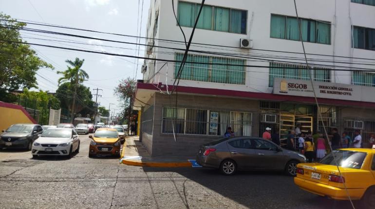 Camión se atora en cables en la López Mateos, dejando sin internet y telefonía a residentes