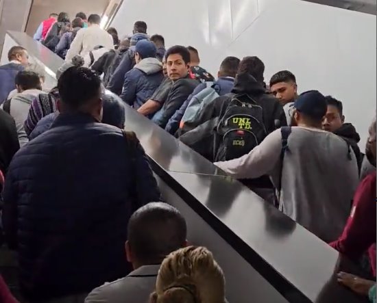 Escaleras del Metro de la CDMX fallan y avanzan en sentido contrario