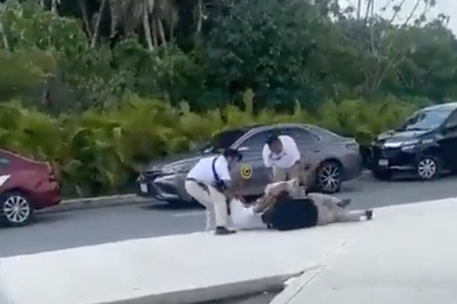 A golpes pelean pasaje en Aeropuerto Internacional de Cancún