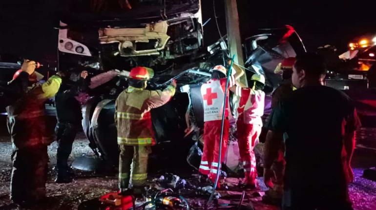 Quedan prensados por dos horas dentro de camioneta en la Villahermosa - Cárdenas