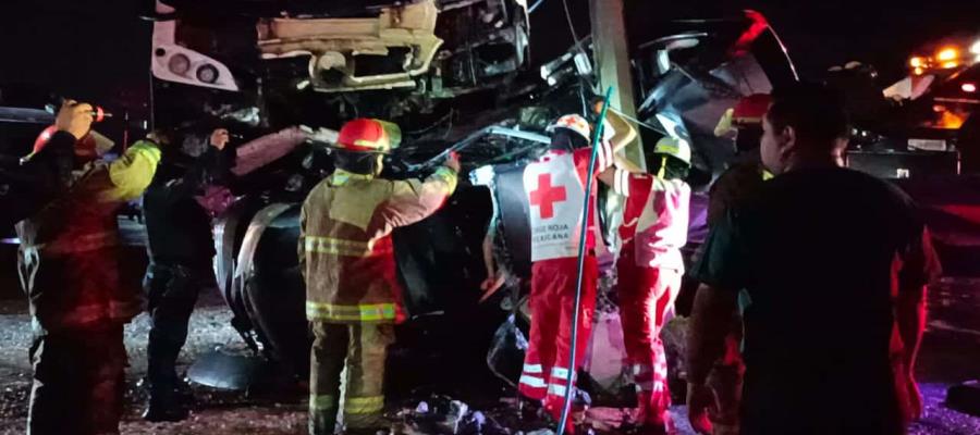 Quedan prensados por dos horas dentro de camioneta en la Villahermosa - Cárdenas