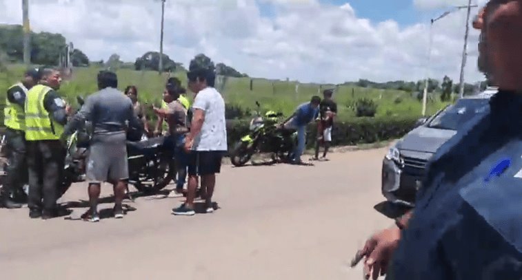 Menores en motocicletas intentan huir de operativo y se accidentan en Zapata