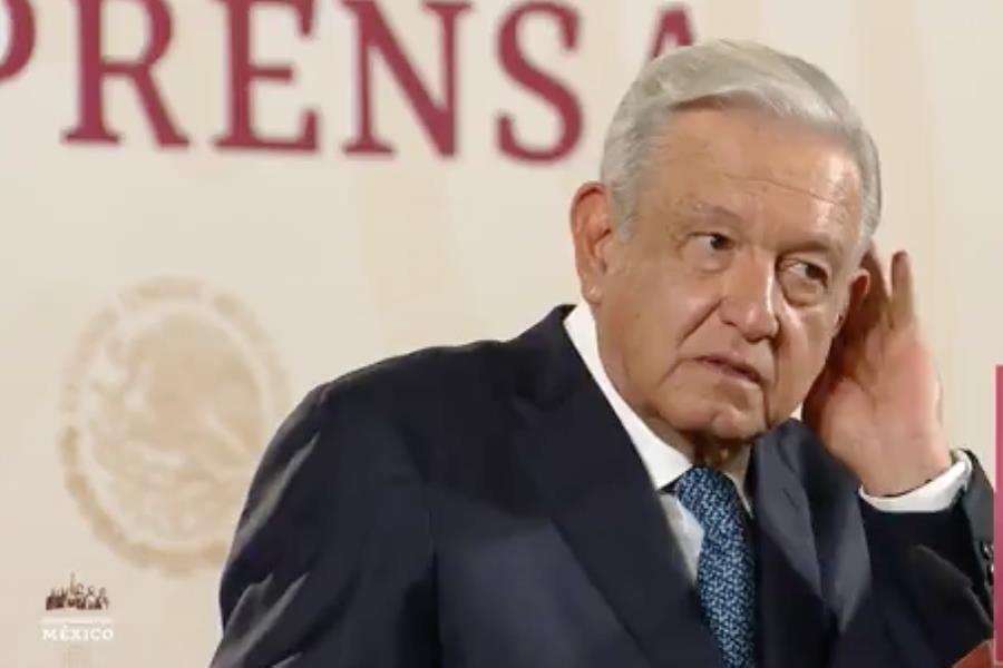 "No oigo" dice AMLO sobre jóvenes desaparecidos en Lagos de Morena y cuenta un chiste