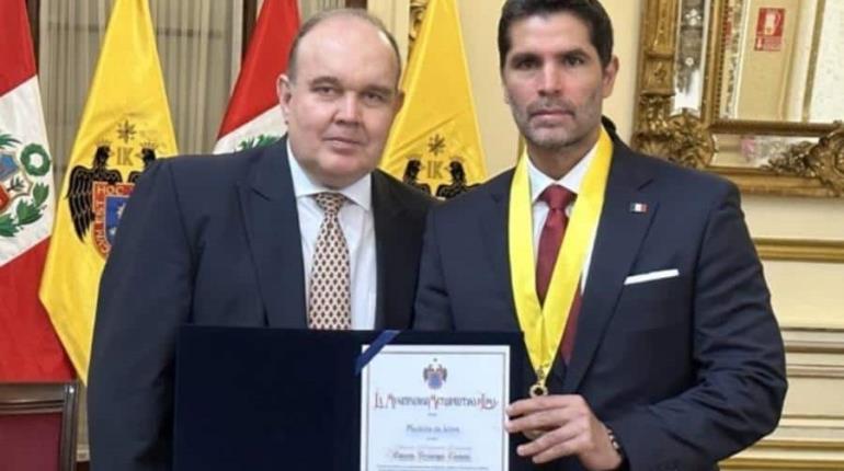 Eduardo Verástegui recibe Medalla de Honor en Perú