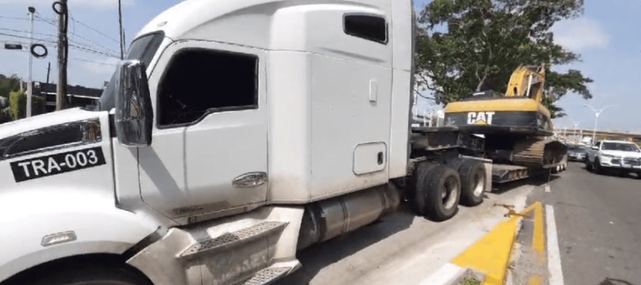 Tráiler que se dirigía al Tren Maya queda calzado en Ruiz Cortines