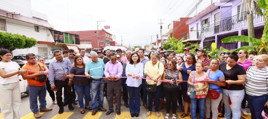 Inaugura Centro pavimentación de calle en Indeco