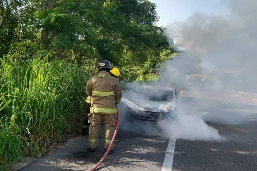 Se incendia vehículo en la carretera Villahermosa-Frontera