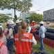 Exhiben a personas en camioneta dejando basura fuera del contenedor frente al Vaso Cencali