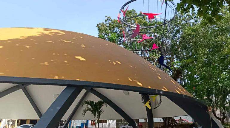 Colocan siluetas decorativas del proyecto Vuelo en Libertad en el parque Los Guacamayos