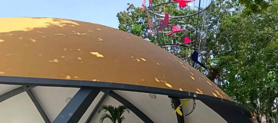 Colocan siluetas decorativas del proyecto Vuelo en Libertad en el parque Los Guacamayos