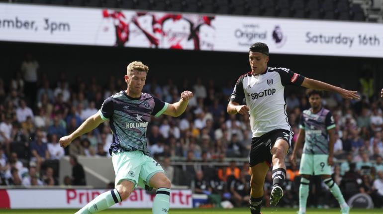 Raúl Jiménez vuelve a ser titular con el Fulham, pero son goleados 3-0 por el Brentford