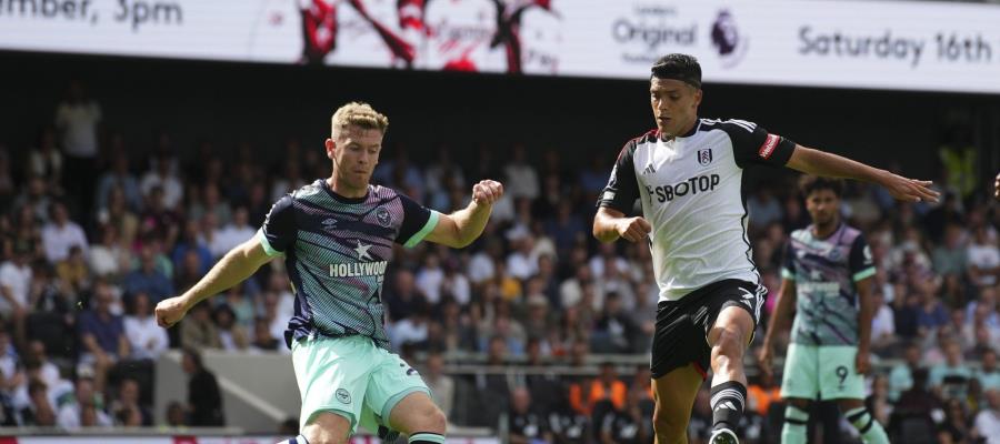 Raúl Jiménez vuelve a ser titular con el Fulham, pero son goleados 3-0 por el Brentford