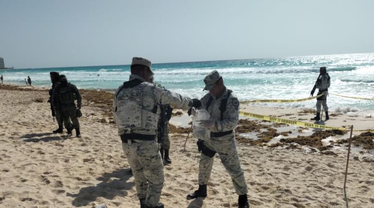 Hallan entre sargazo paquete con cocaína en playas de Cancún