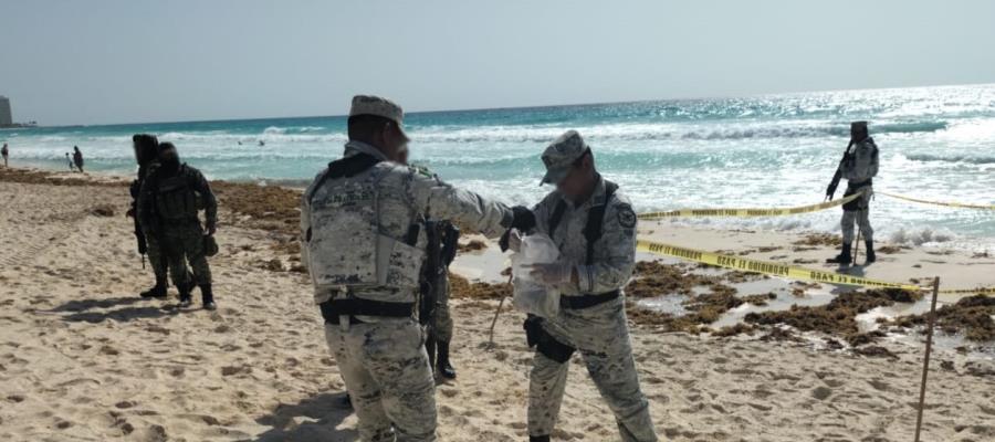 Hallan entre sargazo paquete con cocaína en playas de Cancún