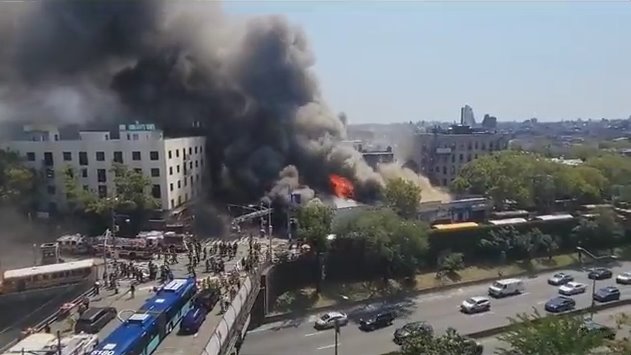 Incendio consume edificio en Brooklyn, hay 10 bomberos lesionados