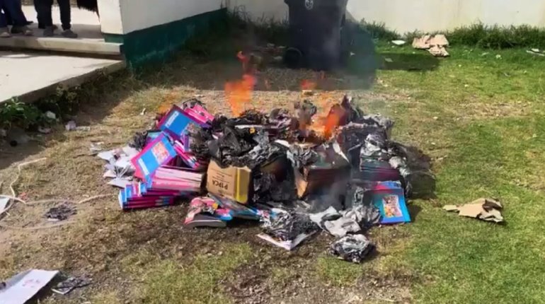 Queman libros de texto en comunidad de San Cristóbal de las Casas, Chiapas