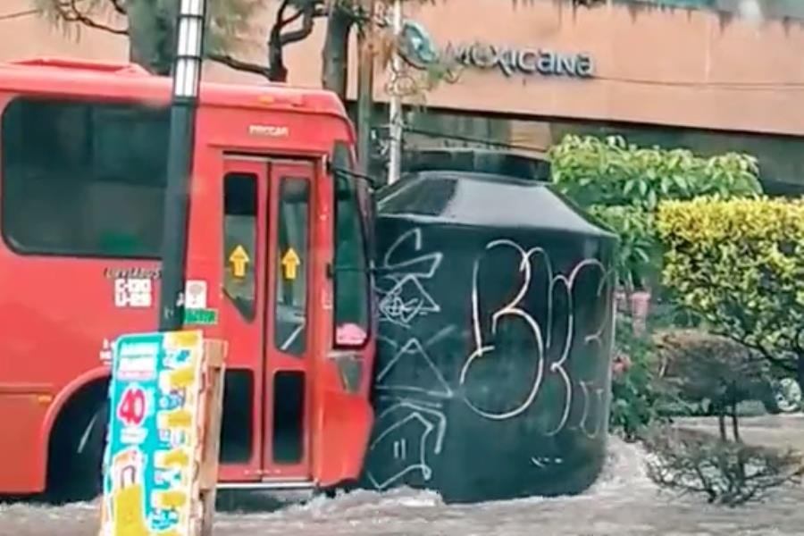 Camión se choca contra tinaco en calles de Zapopan, Jalisco