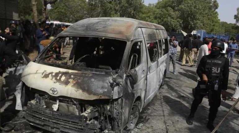 Camioneta de pasajeros en Pakistán es destruida por explosivos; hay 11 muertos