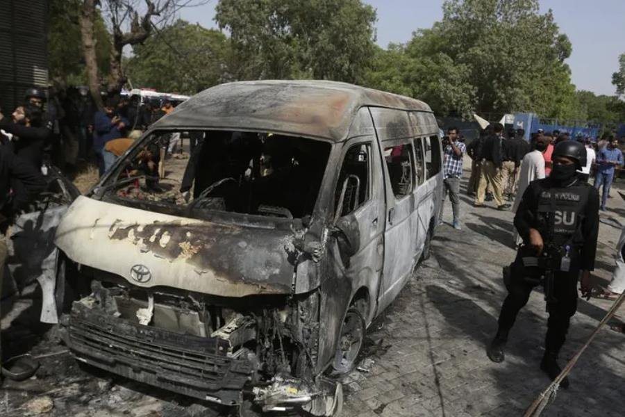 Camioneta de pasajeros en Pakistán es destruida por explosivos; hay 11 muertos