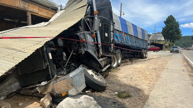 Graves 2 rusos tras accidente con tráiler en Chiapas