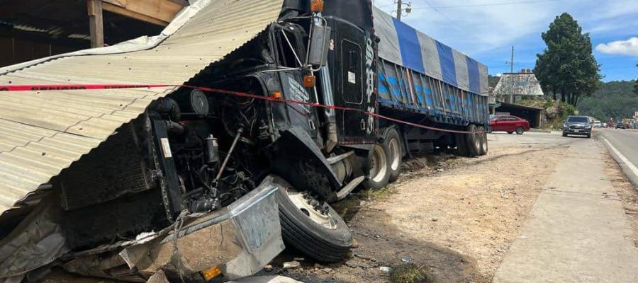 Graves 2 rusos tras accidente con tráiler en Chiapas