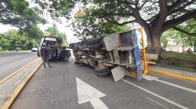 Camión cargado con madera vuelca en Tabasco 2000