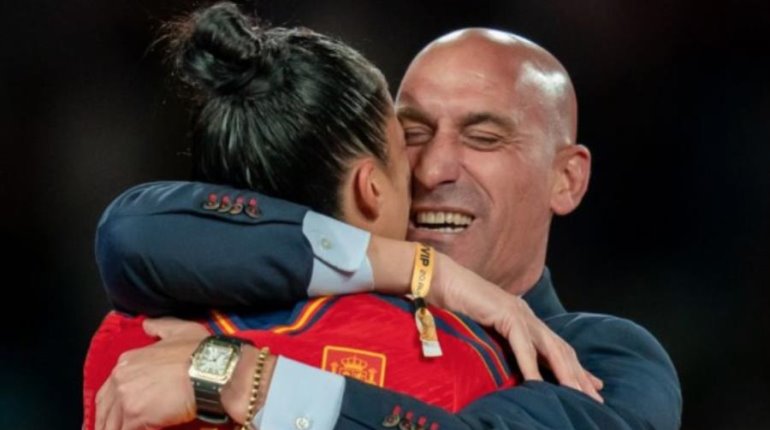 Luis Rubiales pide disculpa por beso a jugadora de España