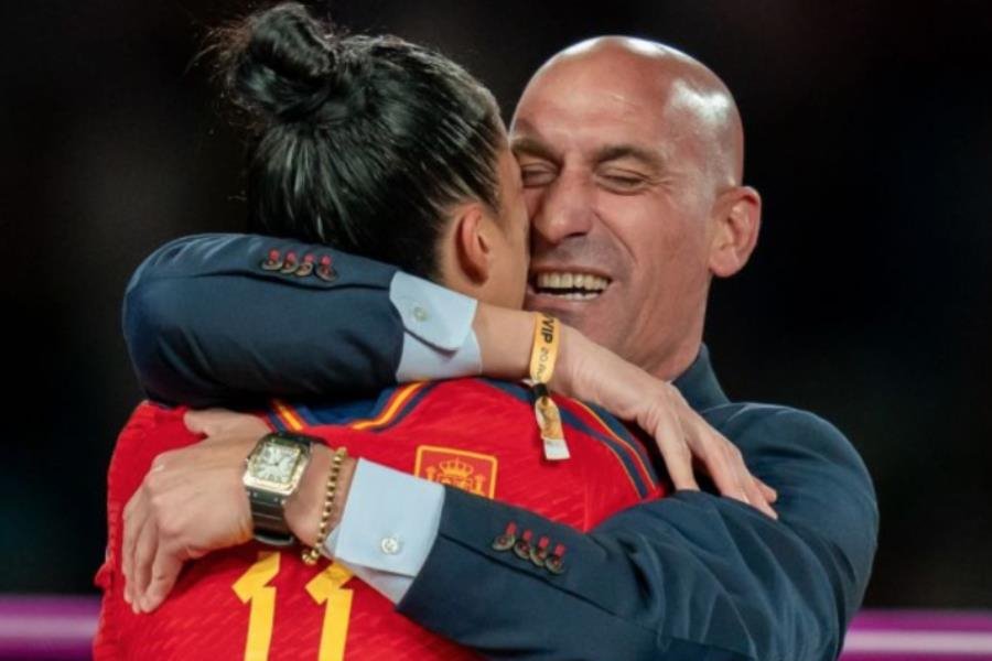 Luis Rubiales pide disculpa por beso a jugadora de España